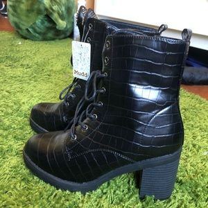 !! SOLD!! NWT NBW faux croc skin ankle combat booties 7.5